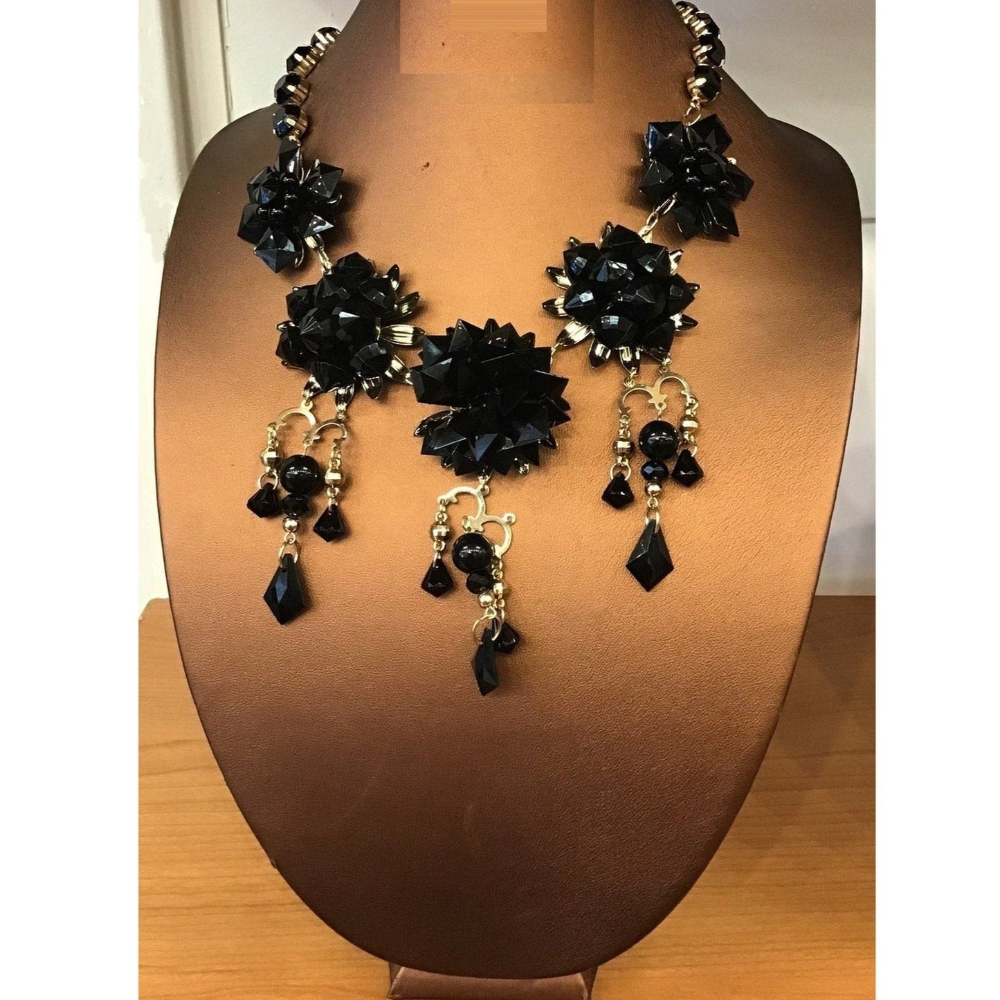 BLACK FLOWER NECKLACE